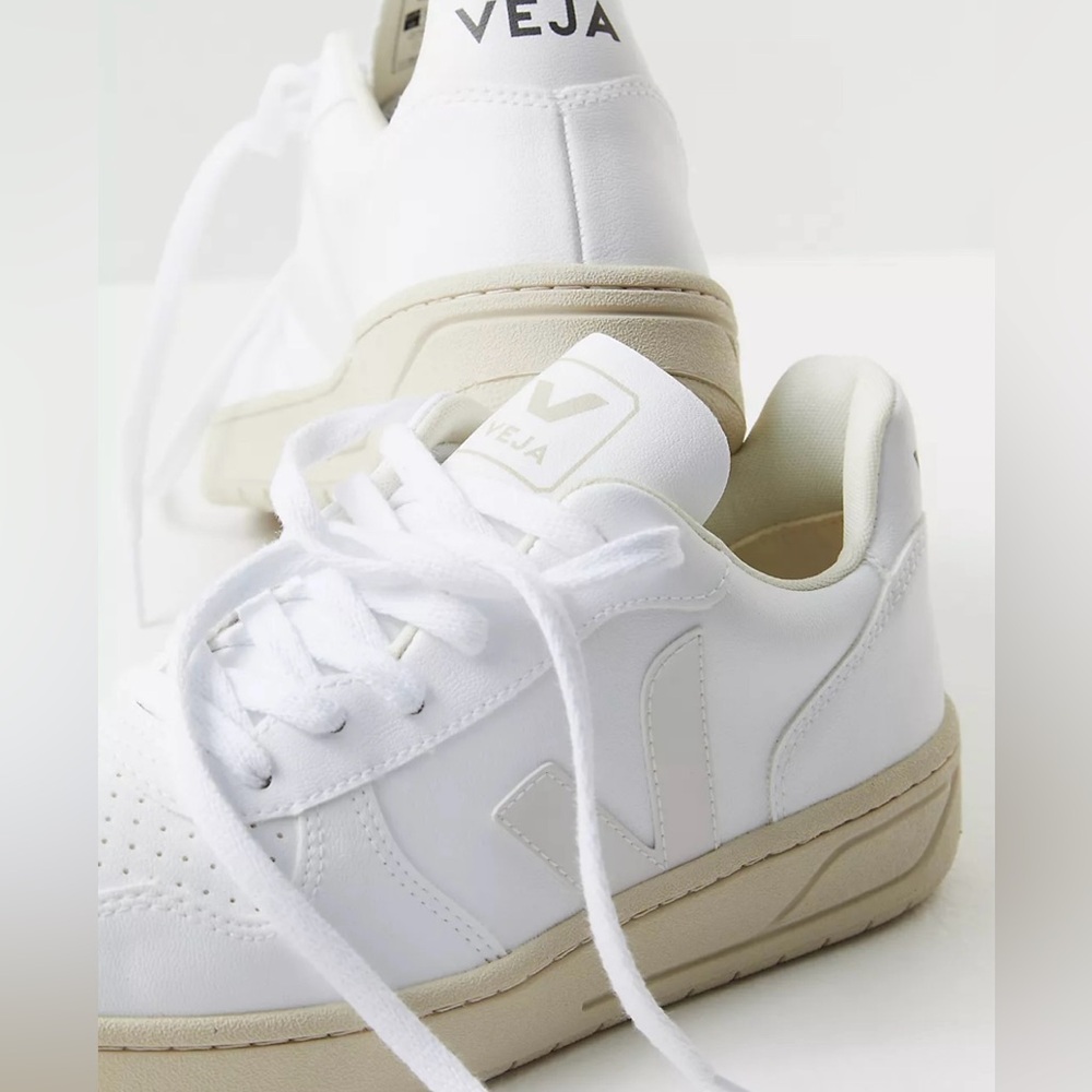 Women’s V10 Veja Sneakers (size 8)